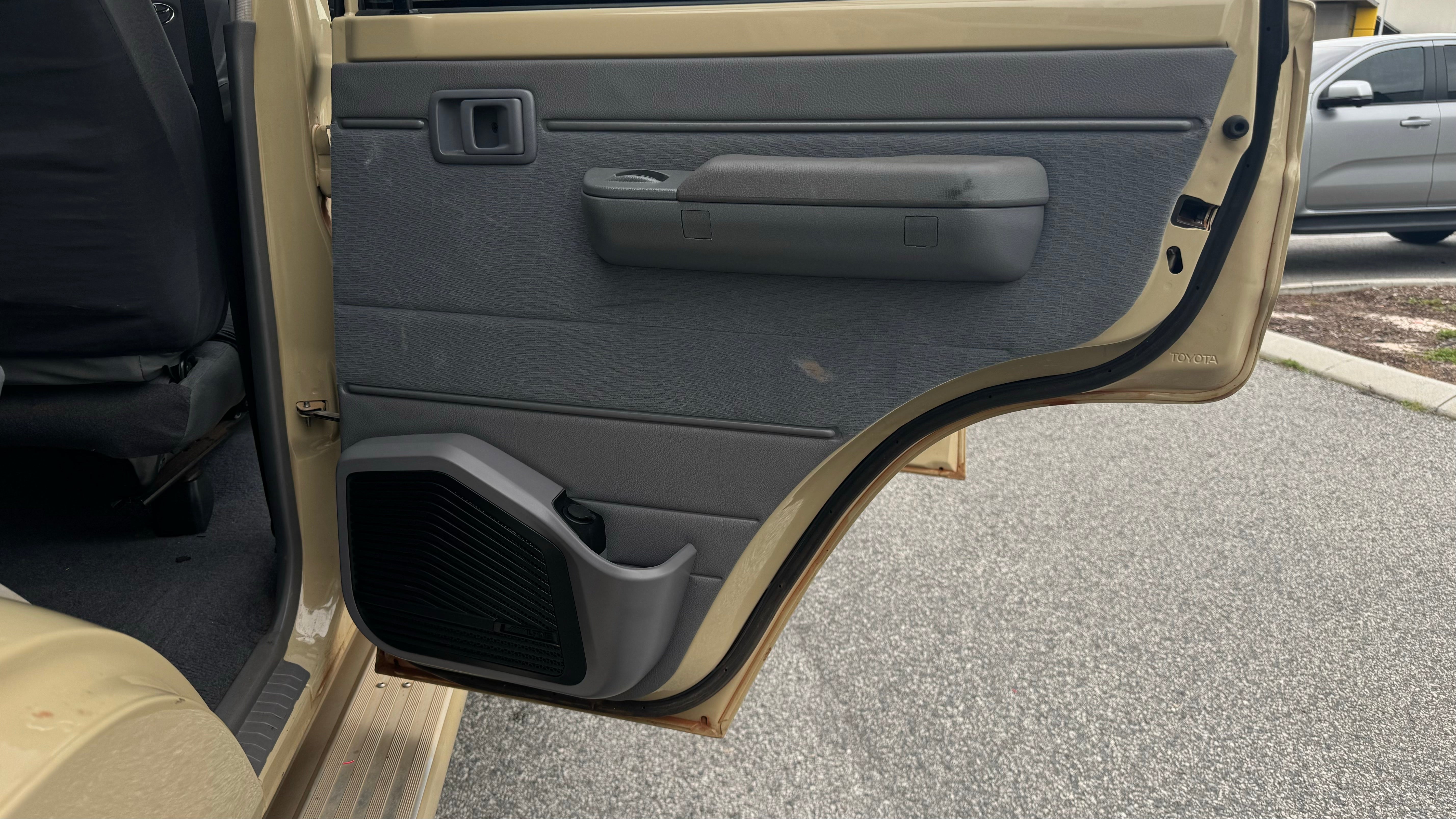 Alpine Toyota LandCruiser 76 & 79 Series R2-Series Premium Design Sound